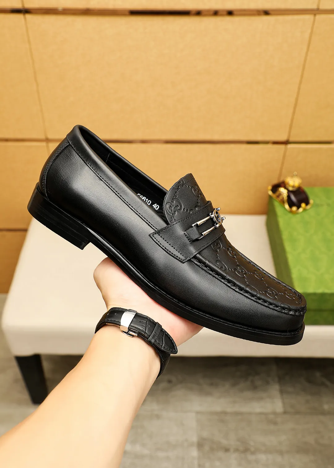 Men's shoes 💰480 💐 Product trademark: GUCCI "Gucci" casual leather shoes Regular size: 38-44 (45.46🉑️customized) Product materials: Selected imported first-layer calfskin embossed upper + luxury hardware buckle, imported water-dyed cowhide leather lining. Strong three-dimensional visual effect, original outsole color: 2 colors available